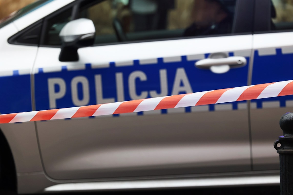 Policyjny radiowóz za taśmą. | Fot. Shutterstock.