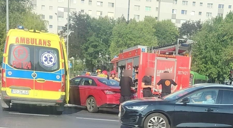 Zderzenie karetki i osobówki przy szpitalu. Utrudnienia