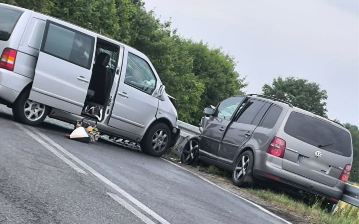 Zderzenie Mercedesa i Volkswagena. Cztery osoby ranne