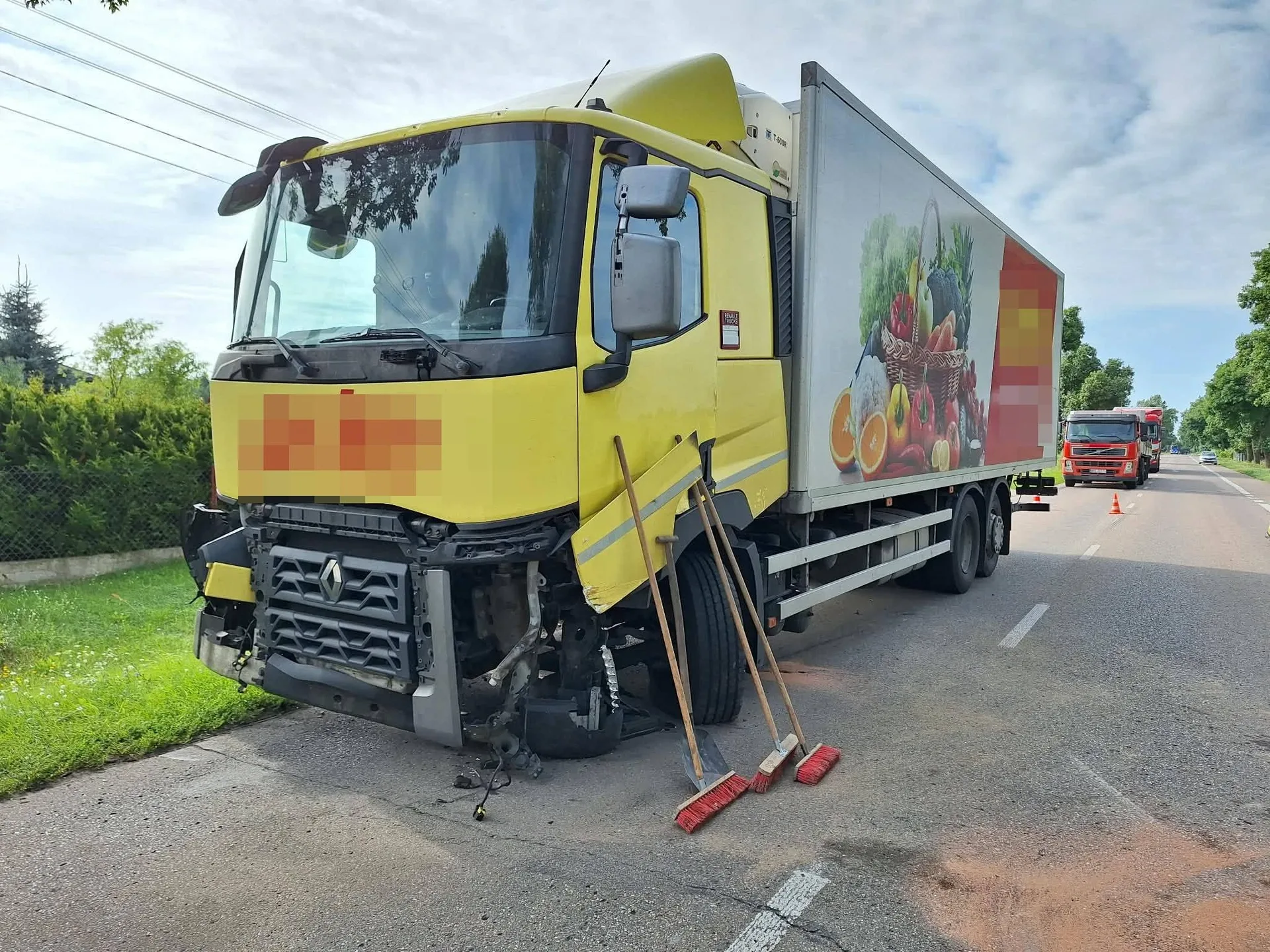 Zderzenie Mercedesa z ciężarówką w Żabinie (zdjęcia)