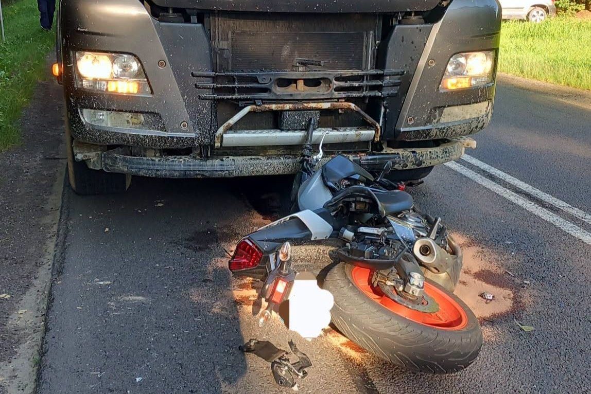 Zderzenie motocykla z ciężarówką na DK74. Ruch nadal odbywa się wahadłowo