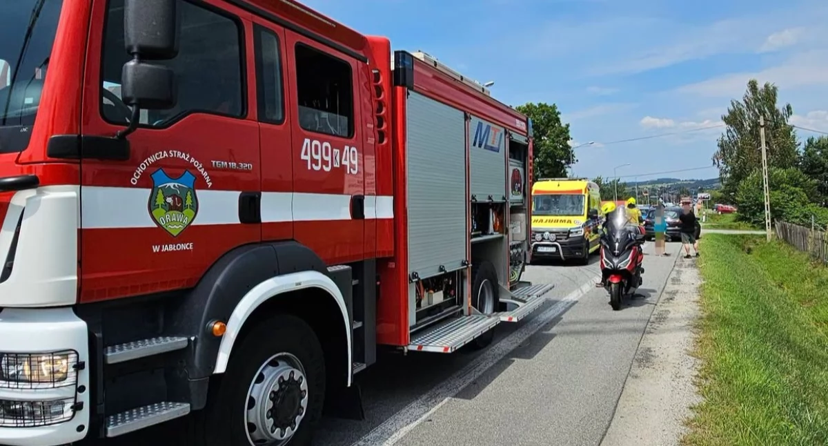 Zderzenie motocykla z osobówką na Chyżniance w Jabłonce. Na miejsce wezwano służby