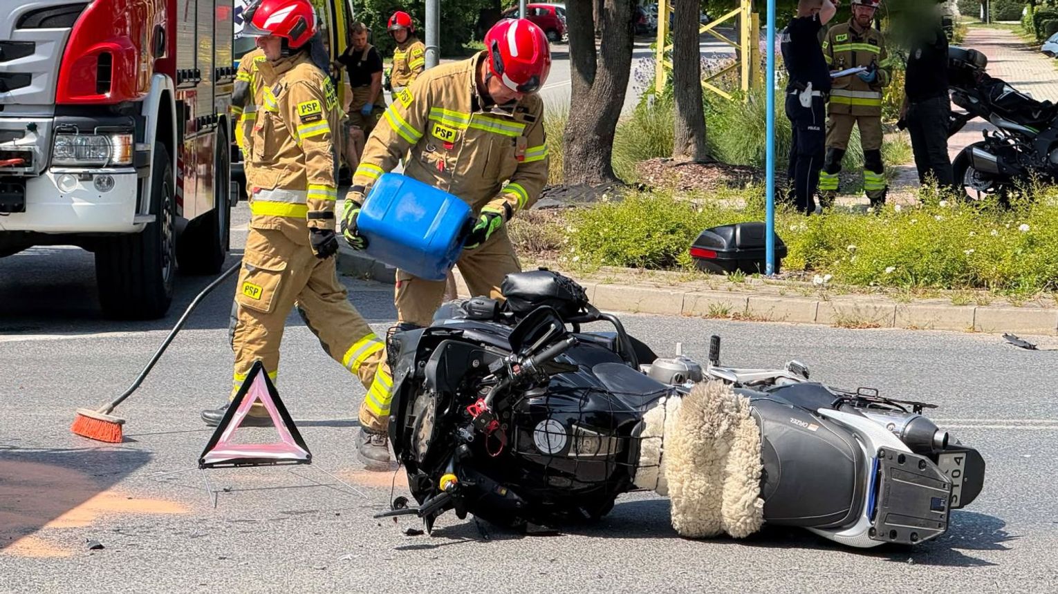 Zderzenie motocyklisty z samochodem na skrzyżowaniu w Krośnie