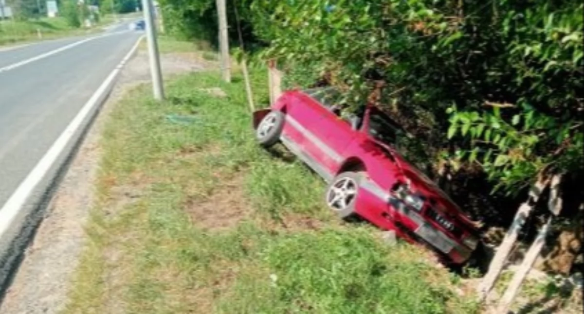 Zderzenie na Ostrowieckiej. Audi wpadło do rowu po uderzeniu busa