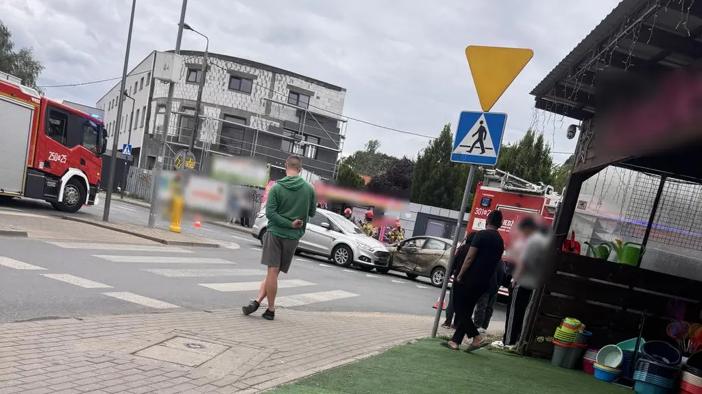 Zderzenie aut na skrzyżowaniu Skarbka Z Gór i Berensona (Warszawa, Białołęka)