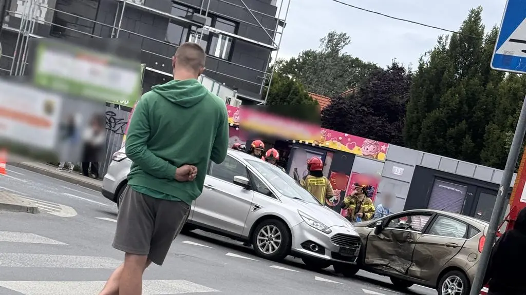 Zderzenie aut na skrzyżowaniu Skarbka Z Gór i Berensona (Warszawa, Białołęka)