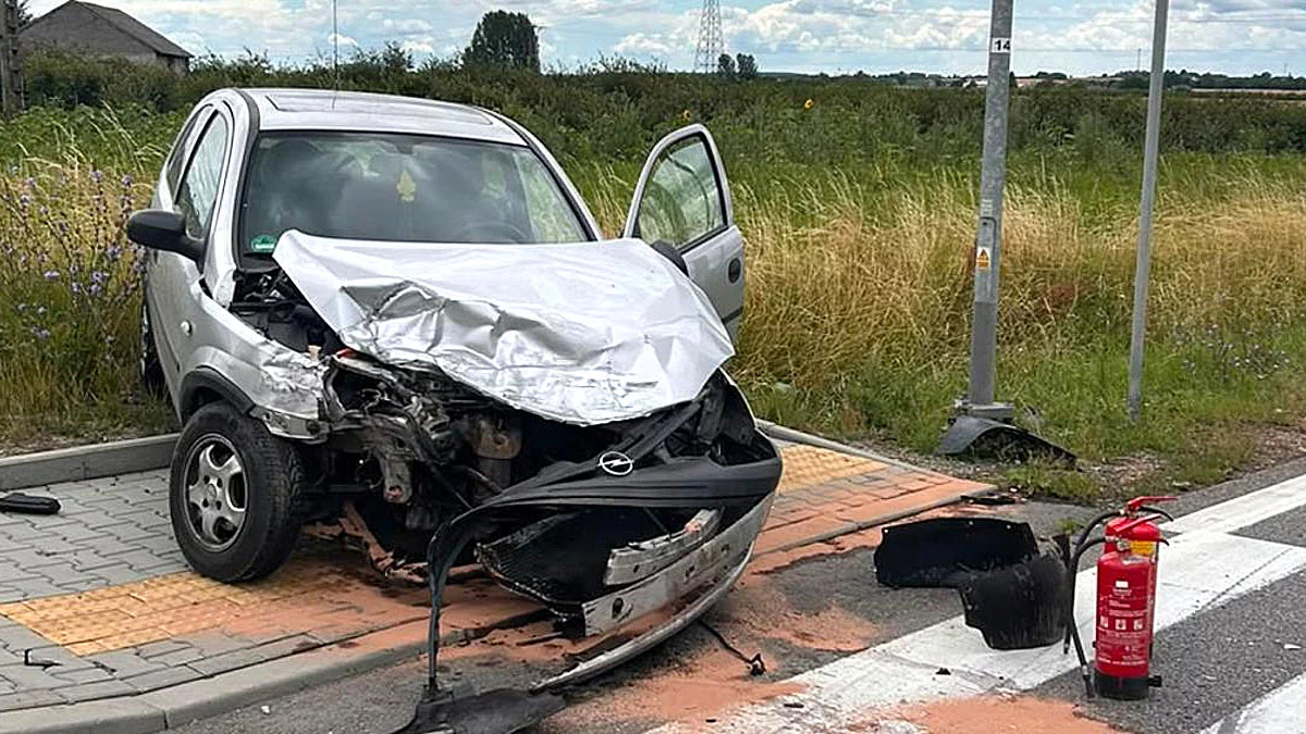 Zderzenie osobówki i busa na DK9. Jedna osoba potrzebowała pomocy