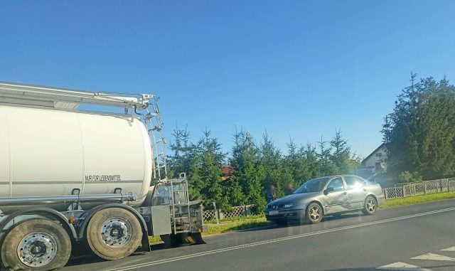 Zderzenie osobówki z ciężarówką na drodze wojewódzkiej nr 747. Jedna osoba poszkodowana