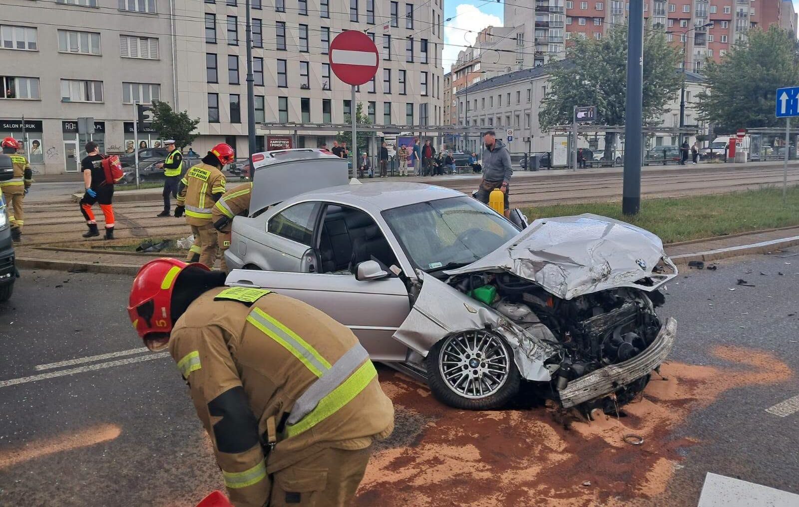 Zderzenie osobówki z dźwigiem Tramwajów Warszawskich. Kierowca trafił do szpitala