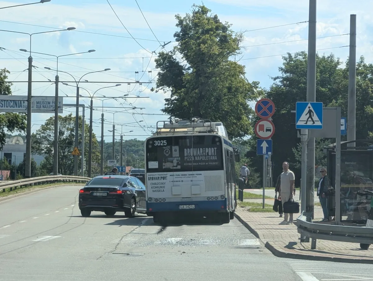 Zderzenie osobówki z trolejbusem przy PPNT