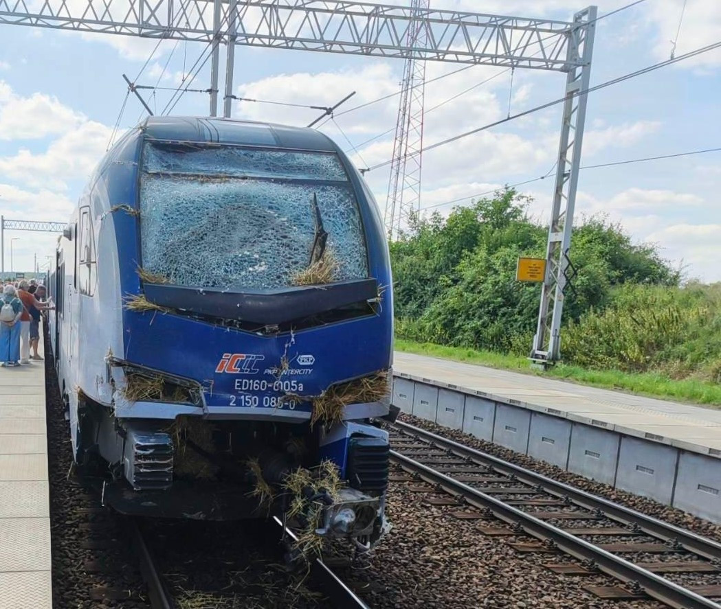 Zderzenie pociągu pasażerskiego z przyczepą rolniczą! | ZDJĘCIA