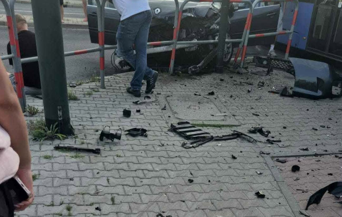 Zderzenie samochodu z tramwajem przy ul. Norymberskiej. Dwie osoby trafiły do szpitala