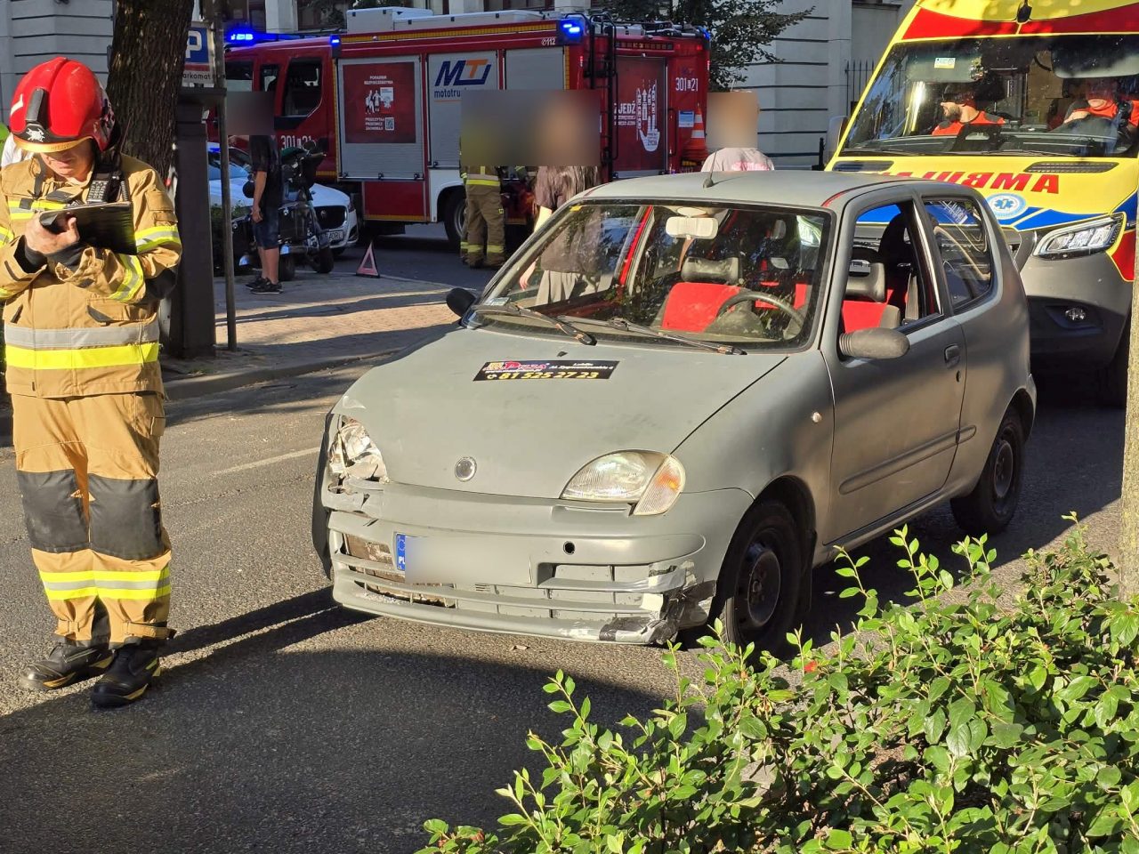 Zderzenie Tesli z Fiatem w centrum Lublina. Kierowcy wskazują na zaparkowane auta zasłaniające widoczność