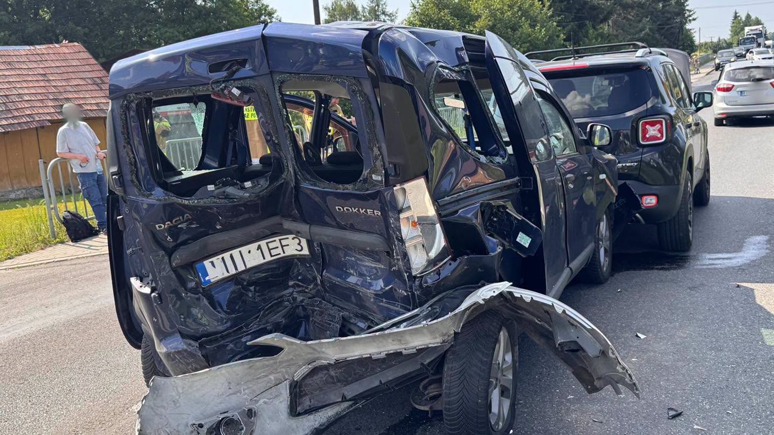 Zderzenie trzech samochodów w Ustrobnej. Są ranni