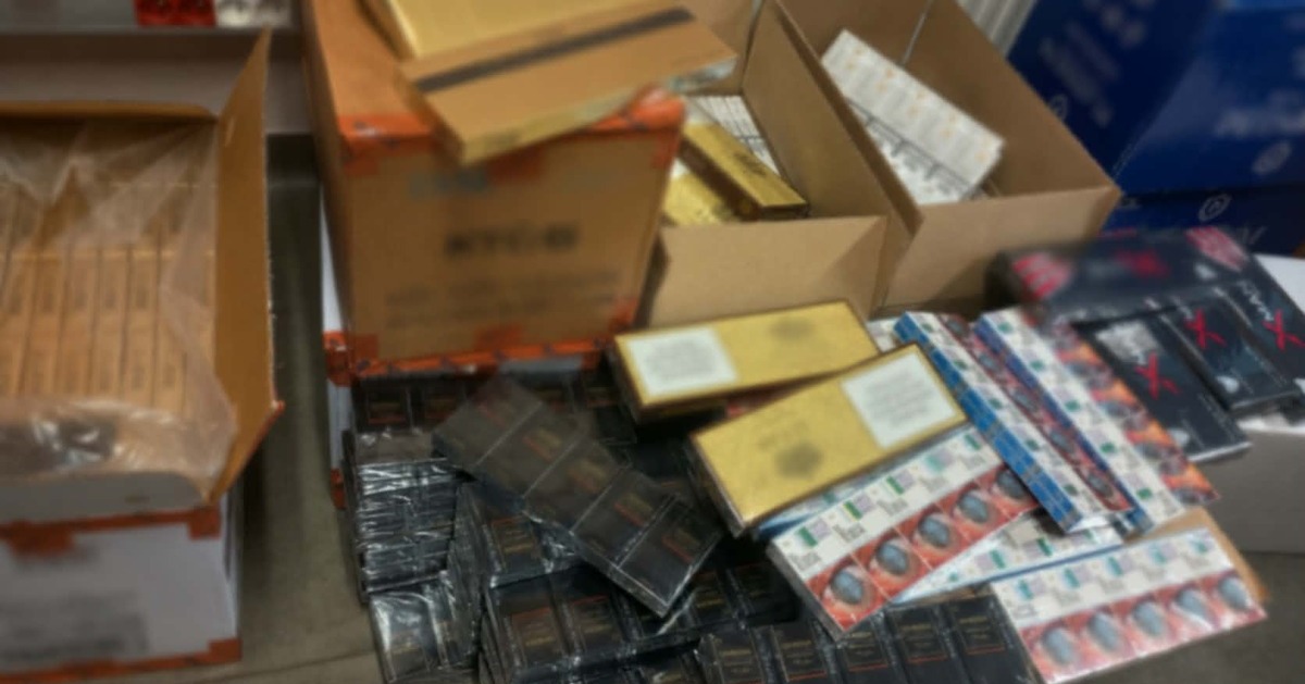 ZDJĘCIA Garaż pełen papierosów. Policja przechwyciła nielegalny towar warty fortunę Dziś - KMP Płock