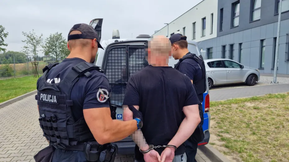 Zgłosił włamanie, którego nie było. Były narkotyki, które sprzątał przy policjantach