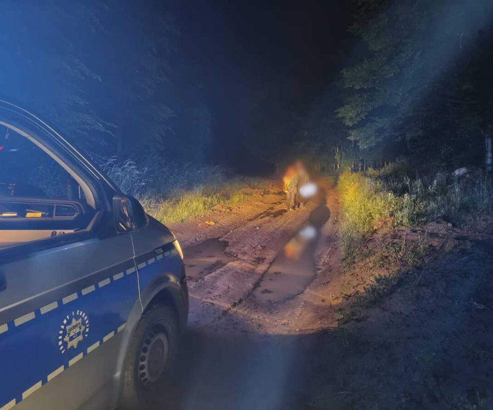 Policjanci odnaleźli turystów w lesie. Radiowóz na leśnej drodze w nocy. O akcji ratunkowej przeczytasz w Eska Rzeszów.