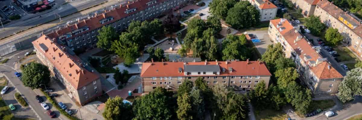 Zielony kwartał na Karłowicach. Jak miasto odnowiło podwórko przy al. Kromera