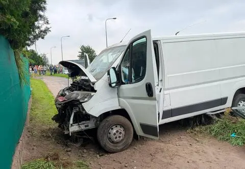 Zjechał z ronda i uderzył w ogrodzenie. Wśród rannych dzieci