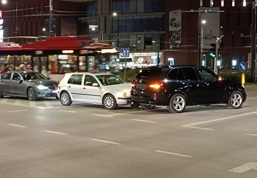 Zjeżdżał z ronda, nie zauważył czerwonego światła. Doprowadził do zderzenia z BMW