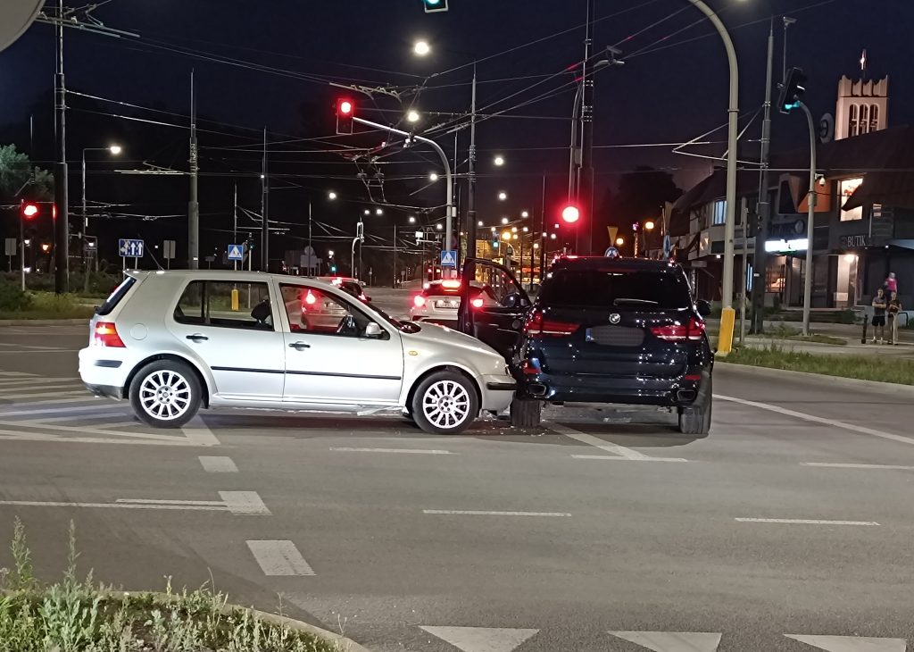 Zjeżdżał z ronda, nie zauważył czerwonego światła. Doprowadził do zderzenia z BMW