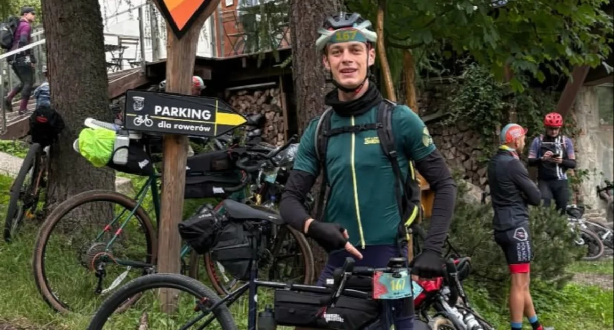Złapał gumę i stracił okulary, ale jedzie dalej. Damian Łapacz walczy w ultramaratonie Wisła 1200