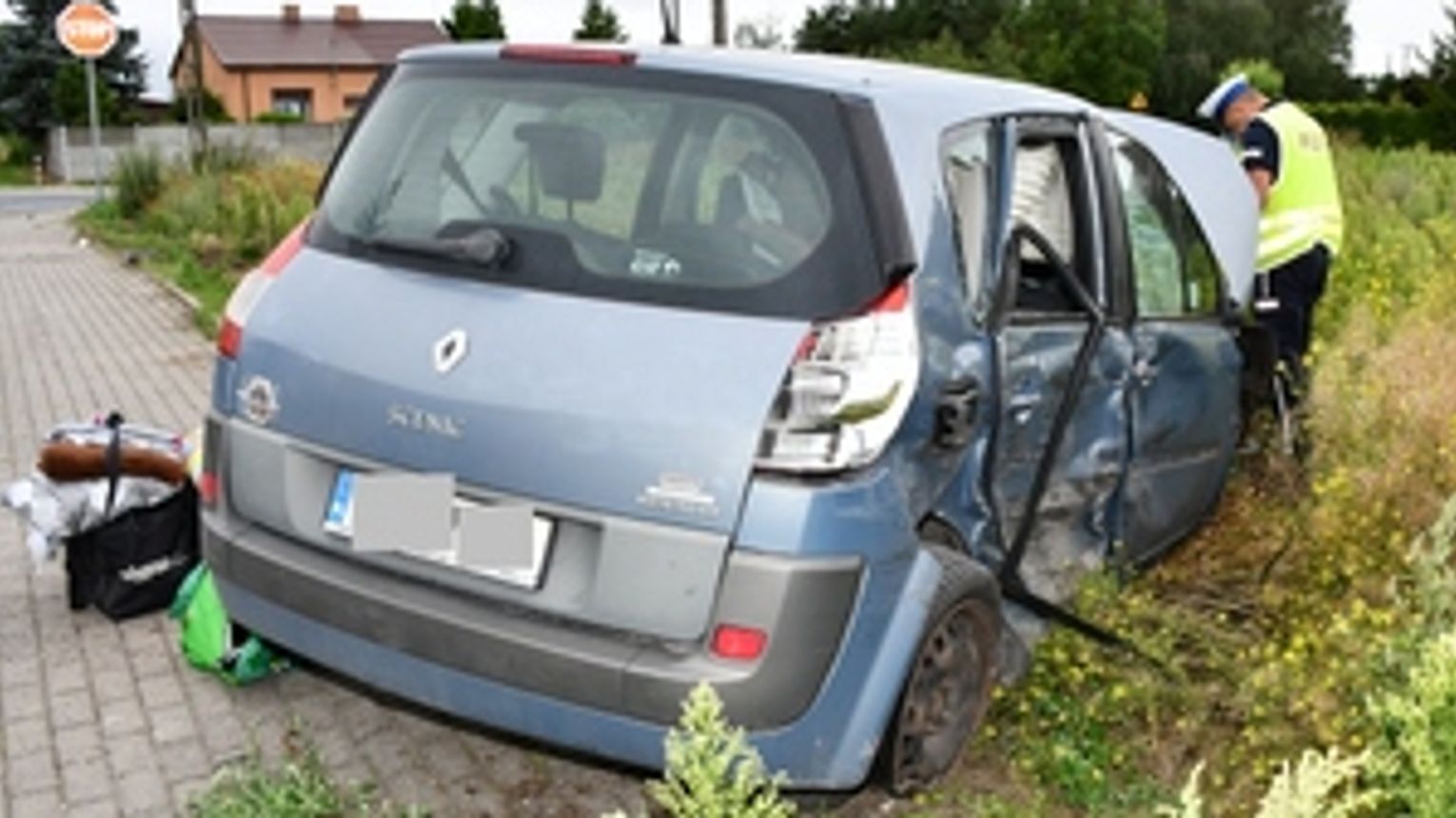 Zlekceważył znak STOP i doprowadził do kolizji.