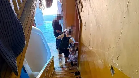 Mówiła, że poszukiwany z nią nie mieszka. Tylko te męskie ubrania...
