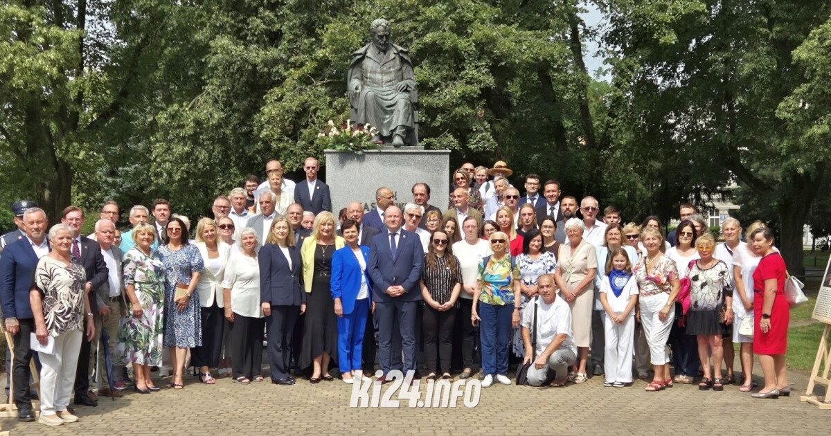 Złożyli kwiaty pod pomnikiem Jana Kasprowicza