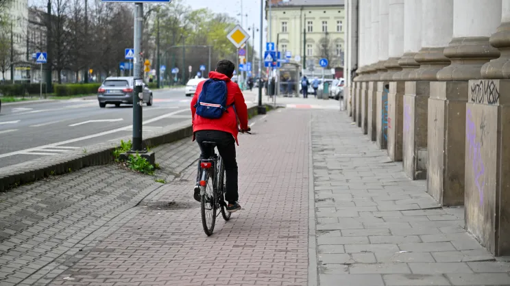 Przejścia i układ drogowy dookoła dawnego gmachu banku PKO na Wielopolu