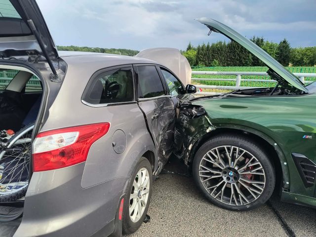 Zmieniał pas jezdni. Doprowadził do zderzenia z BMW i Fordem