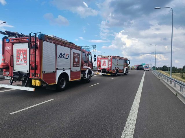 Zmieniał pas jezdni. Doprowadził do zderzenia z BMW i Fordem