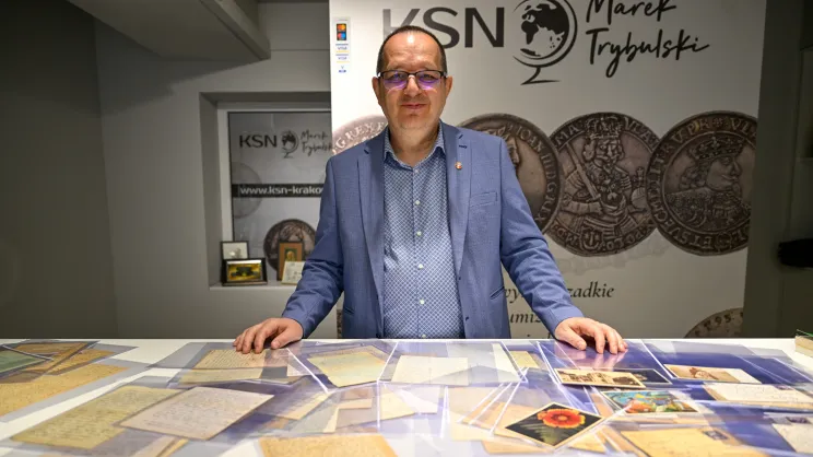 Marek Trybulski z listami więźnia Jana Nowaka
