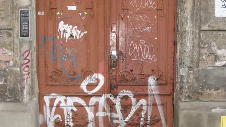 Nielegalne graffiti na miejskich budynkach