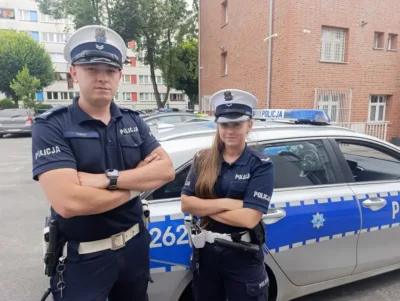 Znieczulica na drodze i dramatyczna akcja ratunkowa. Policjanci wybili szybę, by uratować uwięzionego mężczyznę