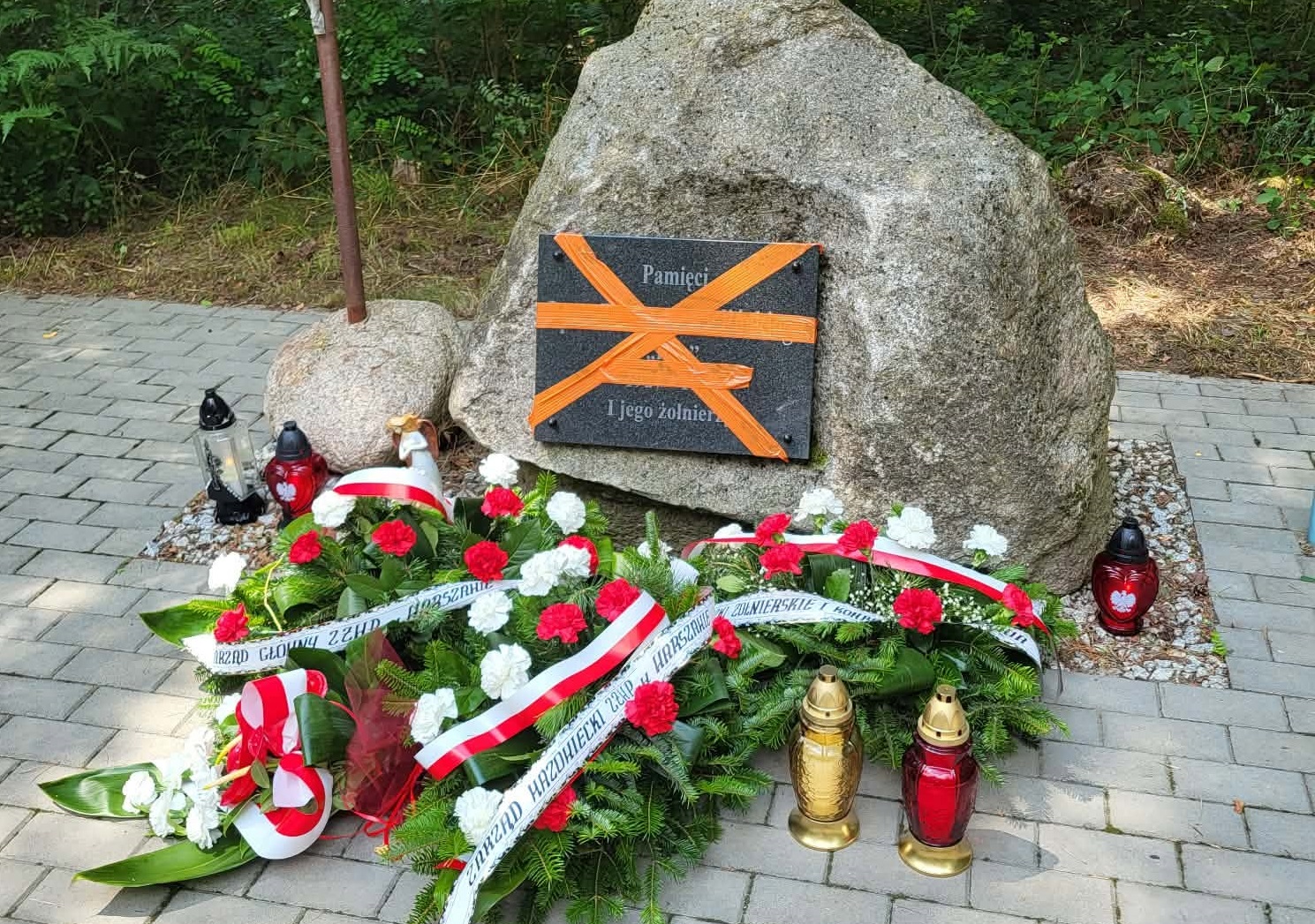Znieważono tablicę upamiętniającą „Igłę” i jego żołnierzy. Działacze Młodzieży Wszechpolskiej szybko uporządkowali miejsce