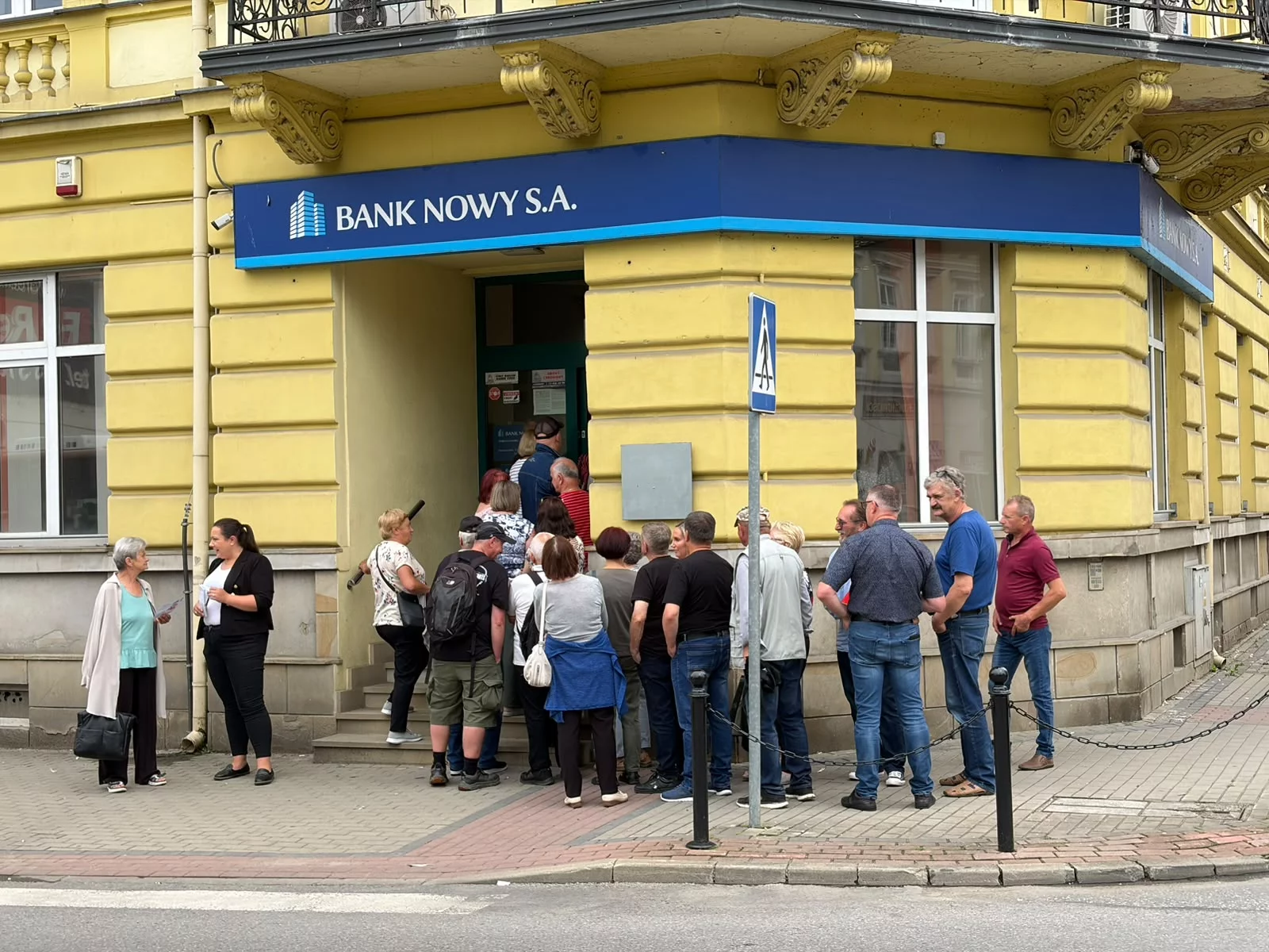 Znikają oddziały Banku Nowego SA. Kolejki zaniepokojonych klientów przed placówką w Sanoku