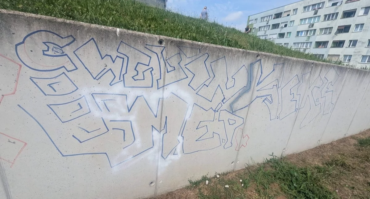Zniszczył elewację biblioteki TAMA. Policja zatrzymała 42-latka, miał przy sobie narkotyki