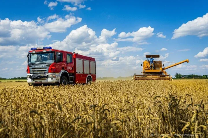 Żniwa bez pożaru - strażacy z Lublina wskazują odległości