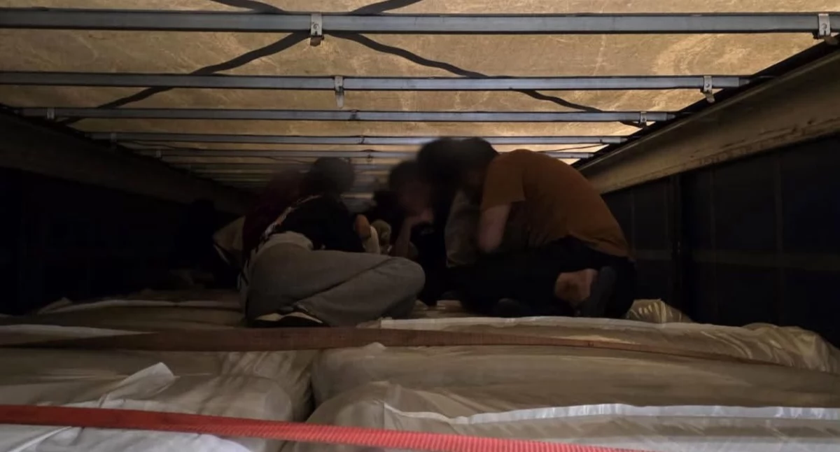 Znów przemyt ludzi w Budzisku! 27 migrantów ukrytych w transporcie torfu na rumuńskich rejestracjach