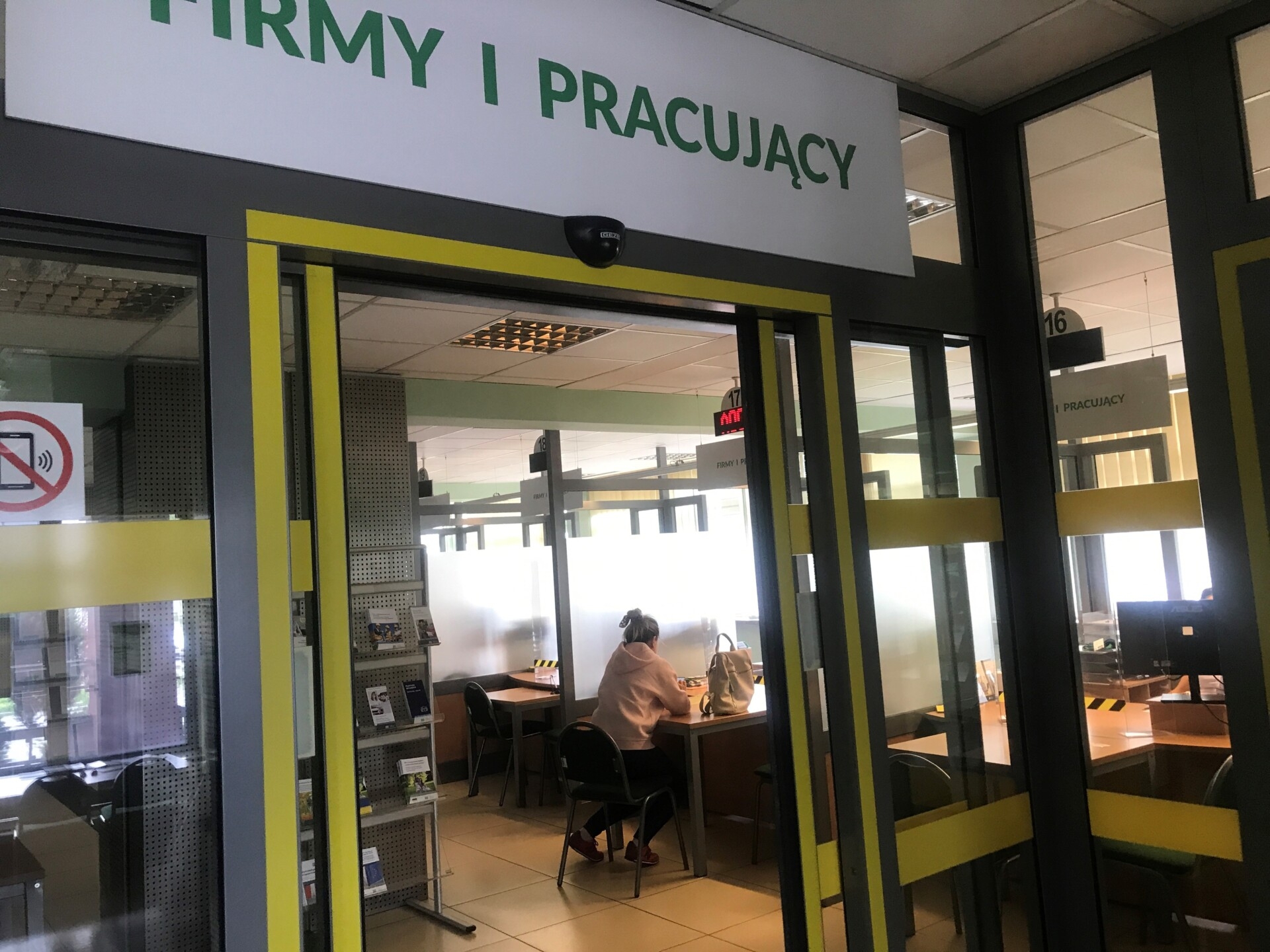ZUS ostrzega. Uważaj na oferowaną pomoc przy świadczeniu wspierającym, może ona sporo kosztować
