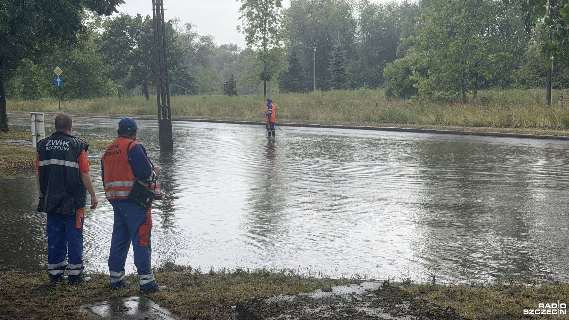 ZWiK i Wody Polskie zajmują się papierologią, a ul. Derdowskiego wciąż zalewa