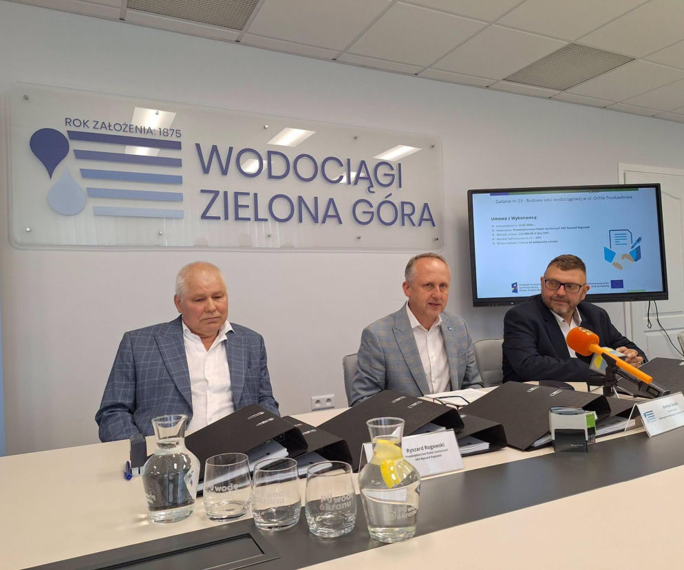 Trzej mężczyźni podczas podpisania umowy na modernizację sieci. O inwestycji ZWiK przeczytasz na Radioplus.