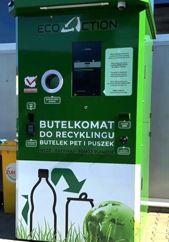 Zwrot kaucji prosto na kartę? Taki butelkomat uruchomił ZUK w Oświęcimiu!