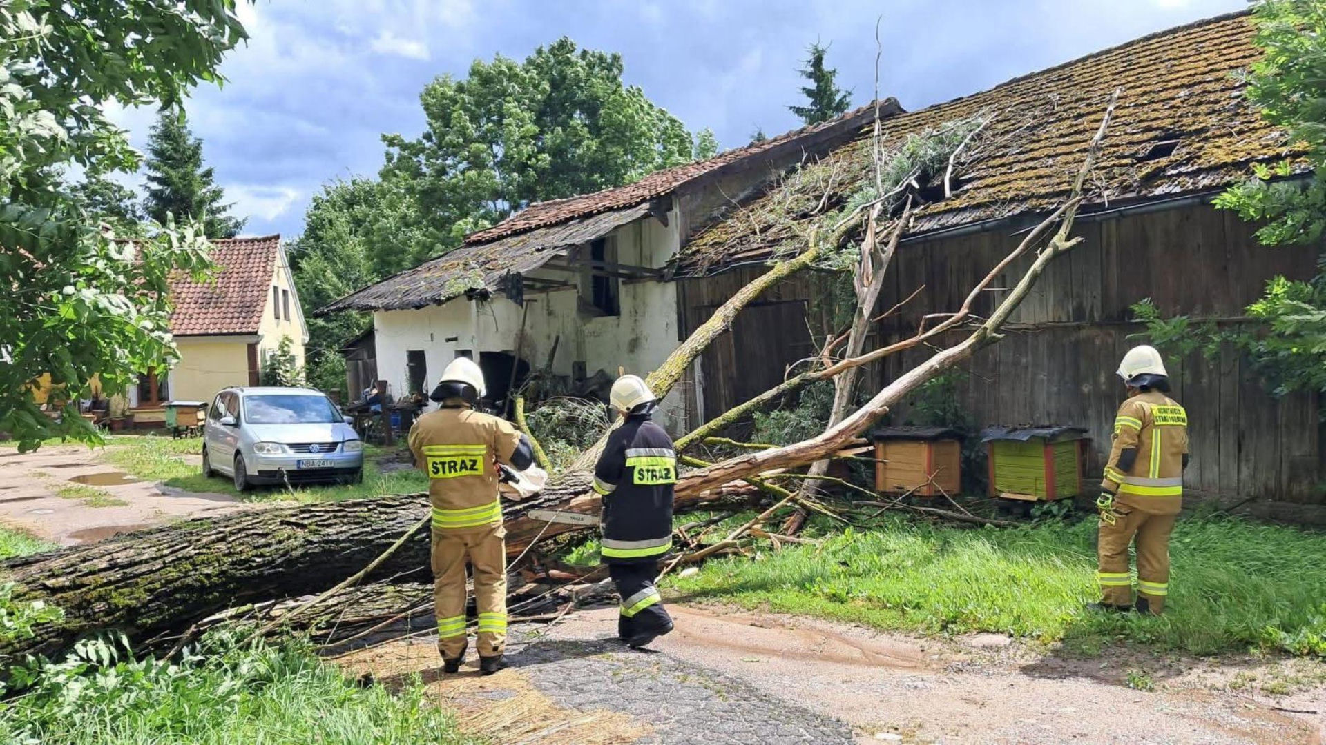 Żywioł / zniszczenia Drzewa na drogach i budynkach. Zniszczone namioty harcerzy. Walka z żywiołem na Warmii i Mazurach