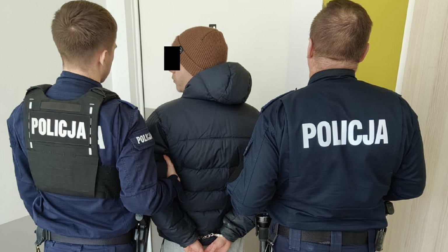 Zabójstwo na Bielanach. Ciało 18-latki ukryte pod wersalką. Podejrzany trafi na obserwację