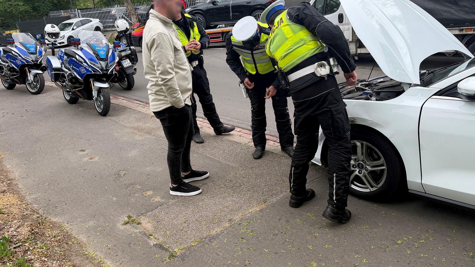 "Rondziarz" z Warszawy bez prawa jazdy i samochodu. Zdecydowana interwencja policji