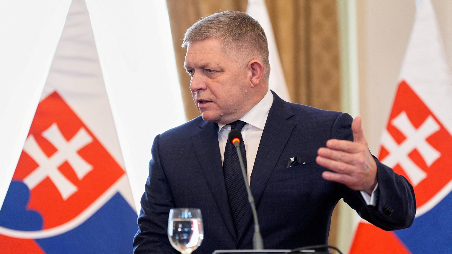 Fico chce lecieć do Moskwy. Sikorski o zgodzie na lot: Ten problem przestał istnieć