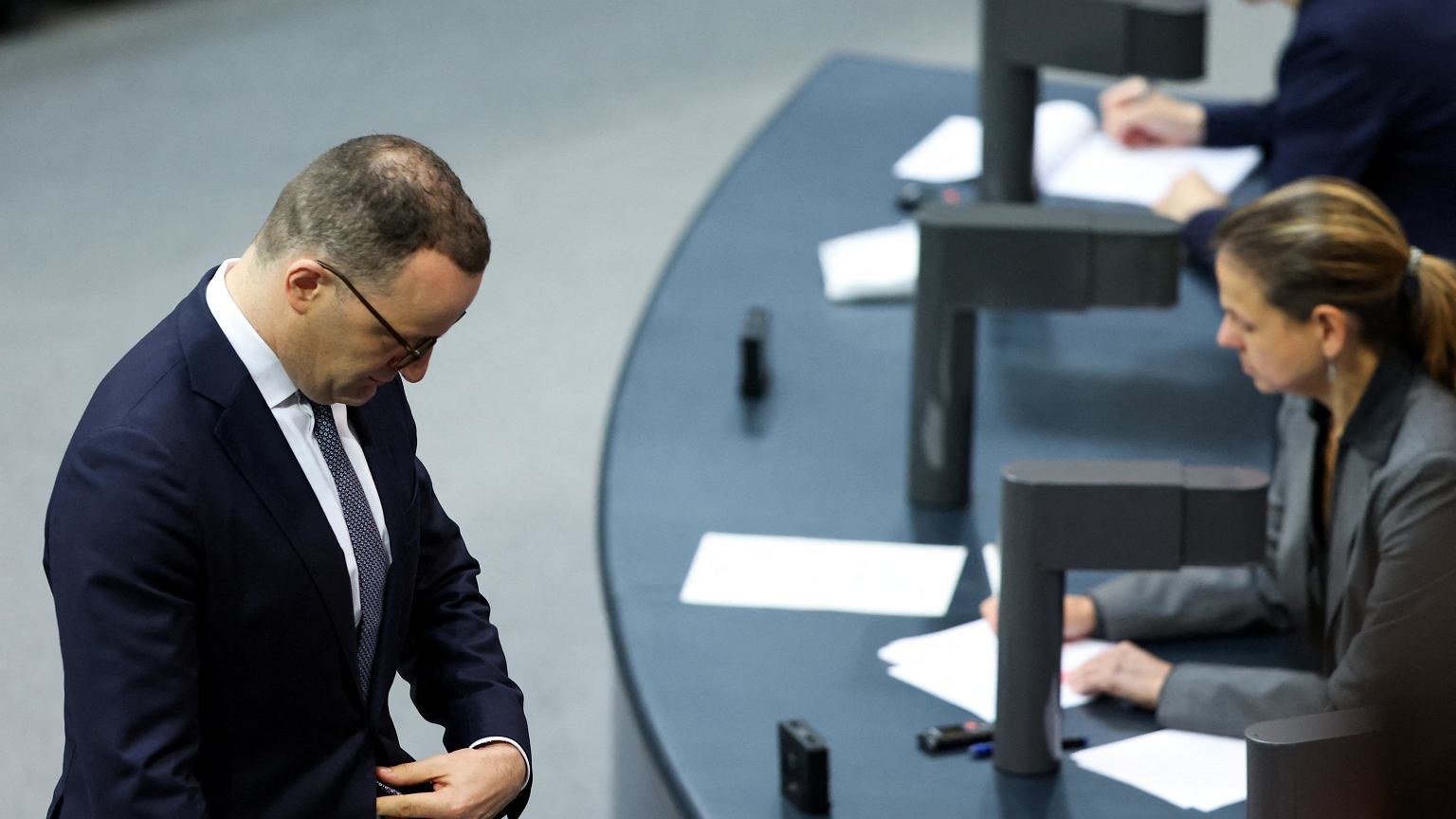 Szef frakcji CDU/CSU podał się do dymisji. Sprzeciwiał się surogacji, a sam z niej skorzystał