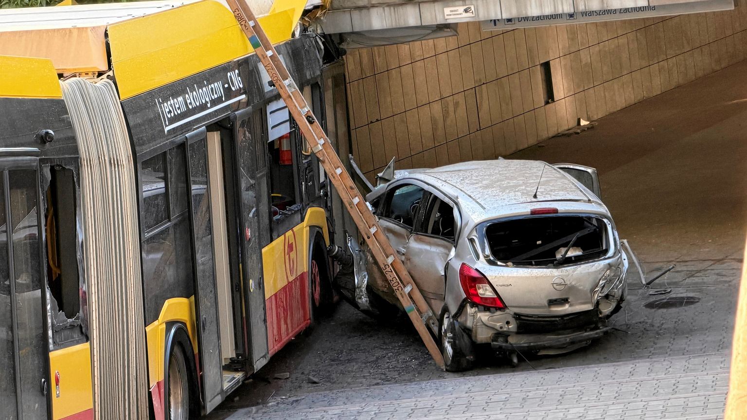 Tak wyglądał rajd autobusu w Warszawie. Jest nagranie. Ustalono nieoficjalnie przyczynę wypadku